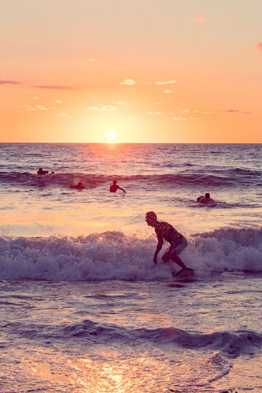 Surfers bij Bidart, Biarritz, Frankrijk